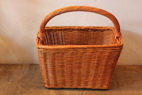 籐編みの仕切り付きラタンマガジンバスケット