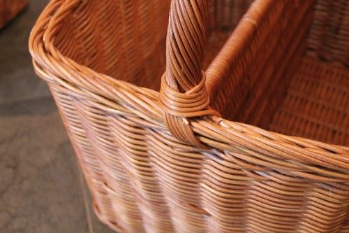 籐編みの仕切り付きラタンマガジンバスケット