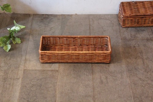 ラタンのフタ付きトレーかご