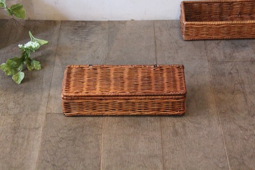 ラタンのフタ付きトレーかご