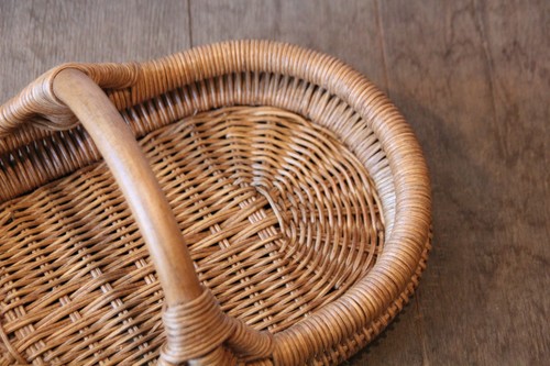 ラタンのワンハンドルトレーバスケット