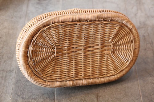 ラタンのワンハンドルトレーバスケット