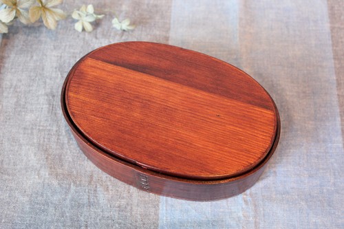 漆塗りベルトと仕切り付き木のわっぱ弁当箱被せ蓋タイプ