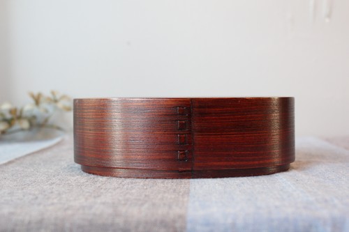 漆塗りベルトと仕切り付き木のわっぱ弁当箱被せ蓋タイプ