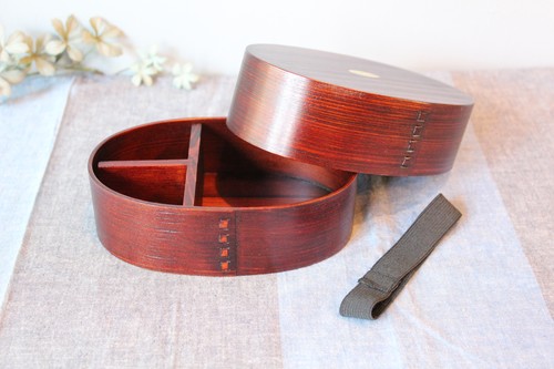 漆塗りベルトと仕切り付き木のわっぱ弁当箱被せ蓋タイプ