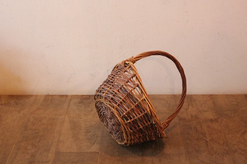 皮付き柳のワンハンドルラウンドバスケット