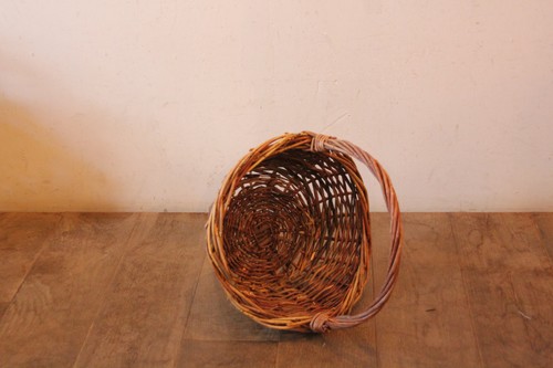 皮付き柳のワンハンドルラウンドバスケット