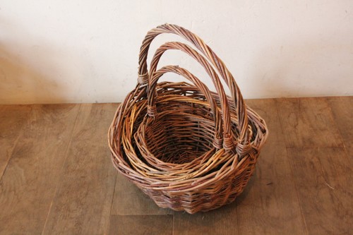 皮付き柳のワンハンドルラウンドバスケット