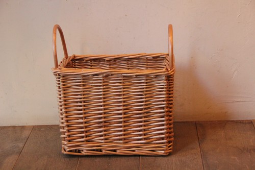 柳の両手付きスクエアバスケット