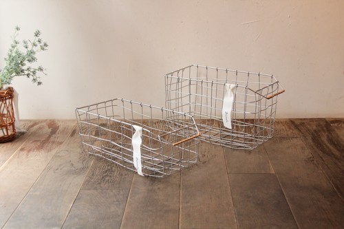 柳ハンドルのアイアンストッカーバスケット