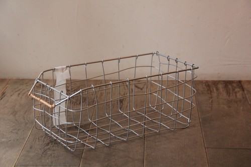 柳ハンドルのアイアンストッカーバスケット