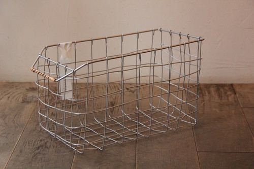 柳ハンドルのアイアンストッカーバスケット