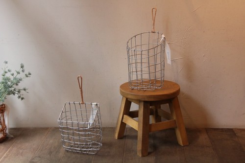 柳ハンドルのアイアンハンギングバスケット