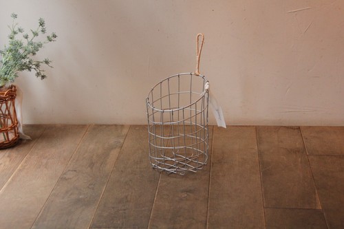 柳ハンドルのアイアンハンギングバスケット