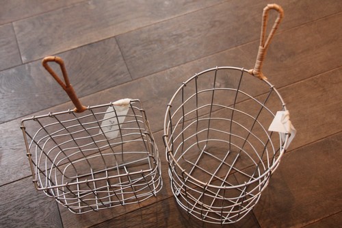 柳ハンドルのアイアンハンギングバスケット