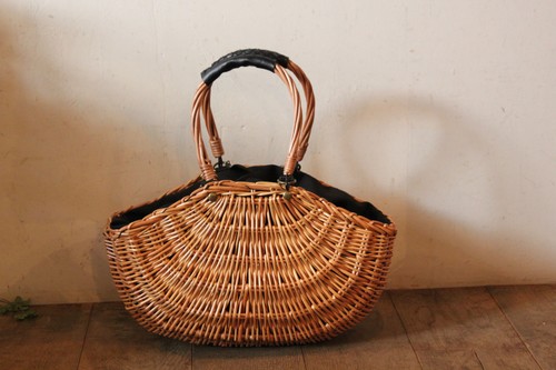 柳とレザーの舟形かごバッグ