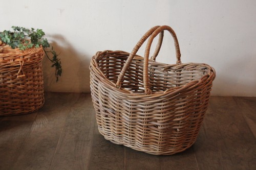 ラタンの2ハンドルオーバルバスケット