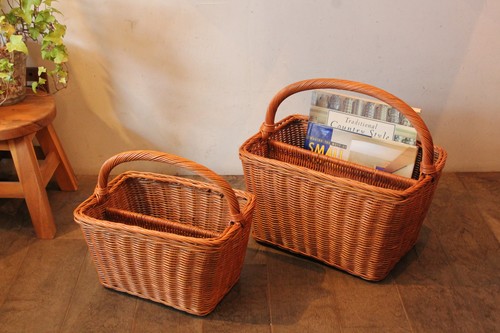 籐編みの仕切り付きラタンマガジンバスケット