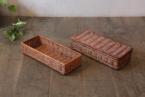 ラタンのフタ付きトレーかご