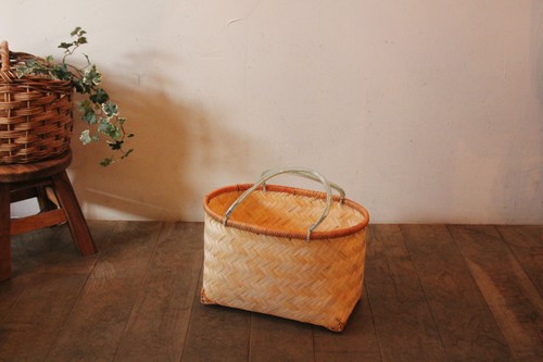 竹のオーバル型手付きかご