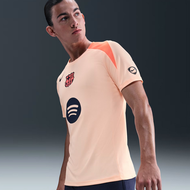 FCバルセロナ DRI-FIT ストライク S/S トップ 25/26 サード（クリムゾンティント/ブライトマンゴー）