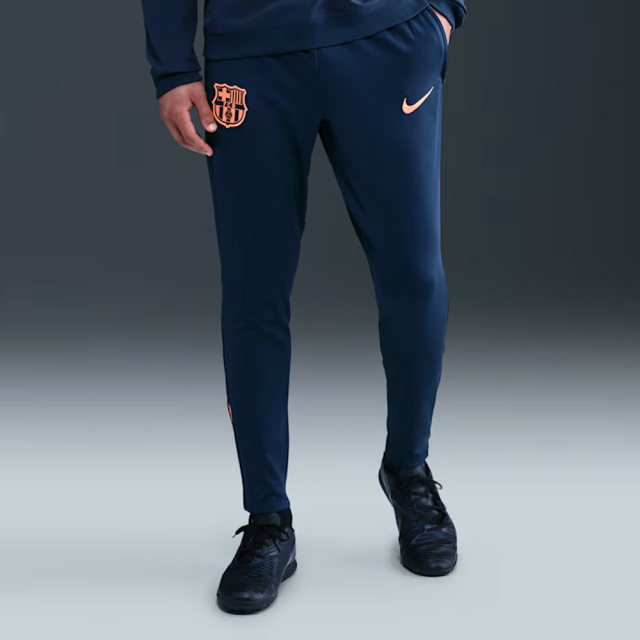 FCバルセロナ ストライク パンツ KPZ 25/26 サード（ミッドナイトーネイビー/ブライトマンゴー）