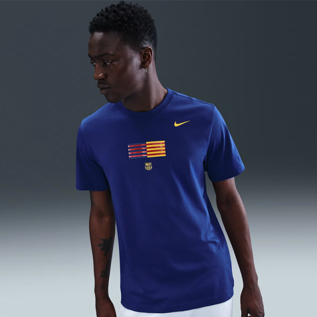 【日本未展開】 FCバルセロナ フラッグ T シャツ（ディープロイヤルブルー）