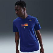 【日本未展開】 FCバルセロナ フラッグ T シャツ（ディープロイヤルブルー）
