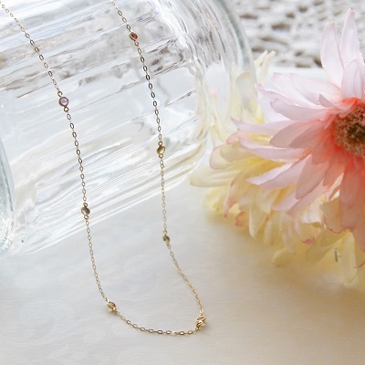 18金ゴールド-華奢シンプルネックレス「オーバーザレインボー天然石ステーションネックレス」