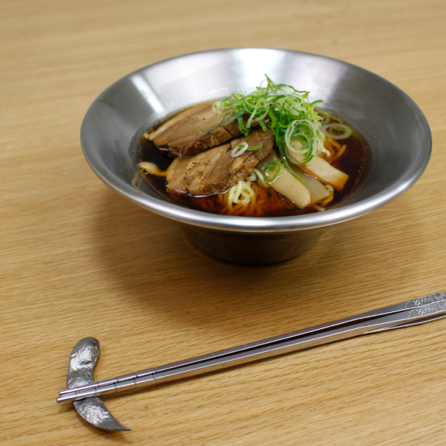 温かい料理は温かいまま 冷たい料理は冷たいまま 保温 保冷機能がうれしいステンレス二層構造の メタル丼 フラワー