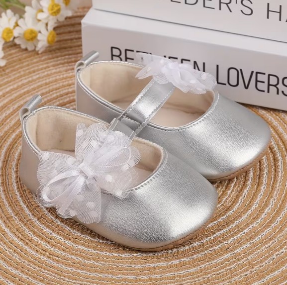 パールカラーのバレエシューズ