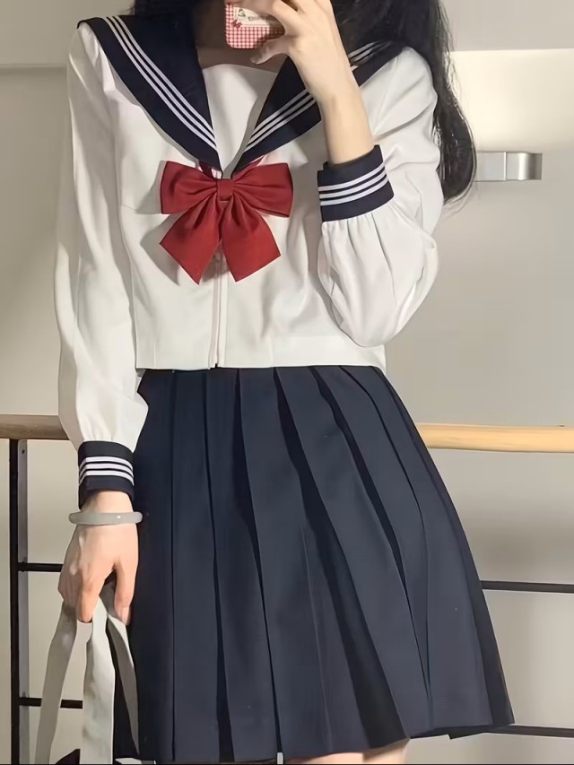 赤いリボンのセーラー服