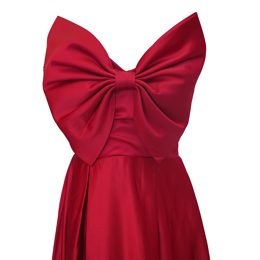大きなリボンが可愛いレッドサテンドレス