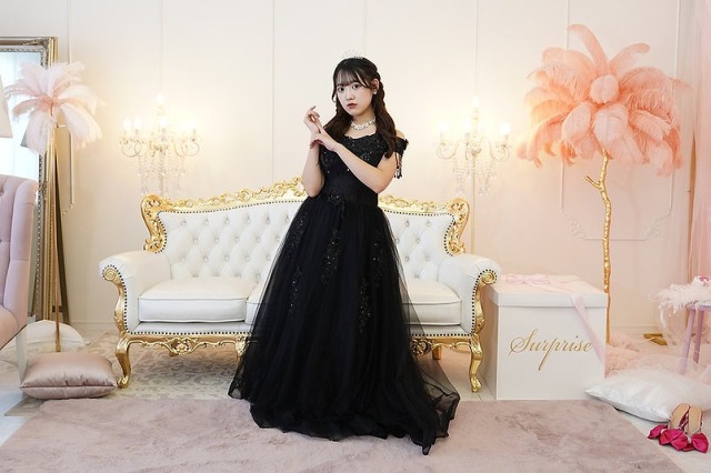 ビーズ輝くバックリボンのブラックオフショルダードレス