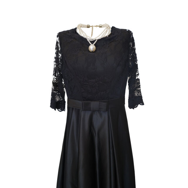 レース袖×フレアスカートの大人可愛いブラックドレス