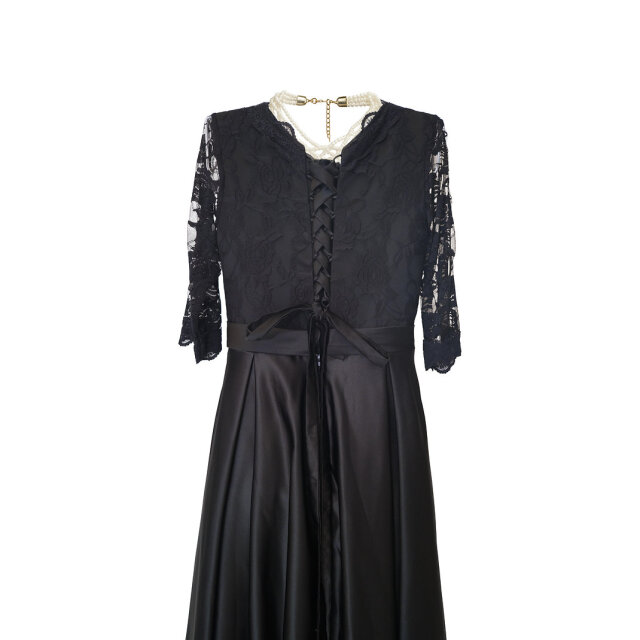 レース袖×フレアスカートの大人可愛いブラックドレス