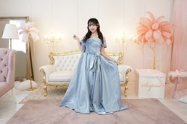 ブルーサテンのアンシンメトリーリボンドレス