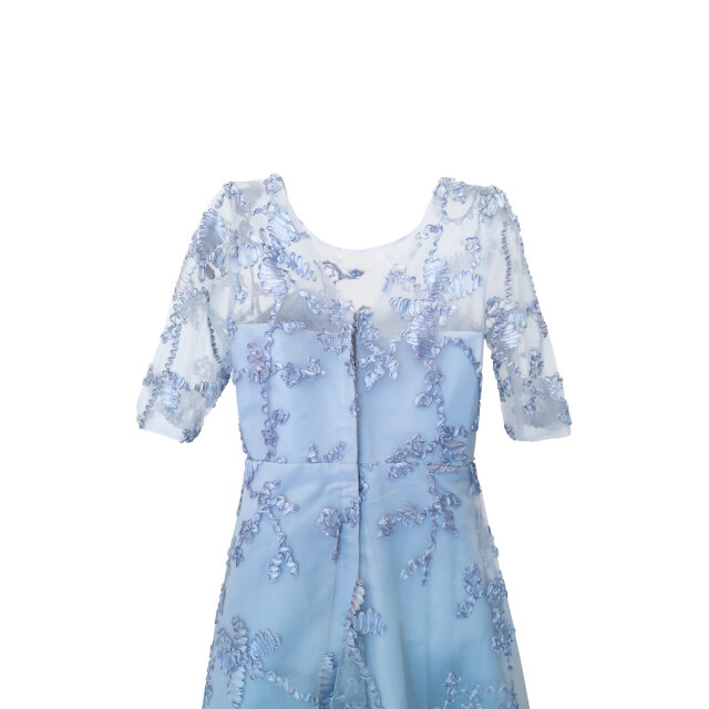 花刺繍が映えるふんわり華やかライトブルーシアードレス