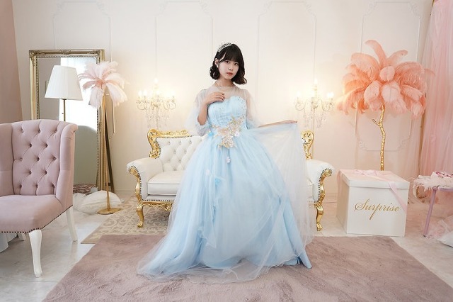 スイートハートネックのライトブルーシアードレス