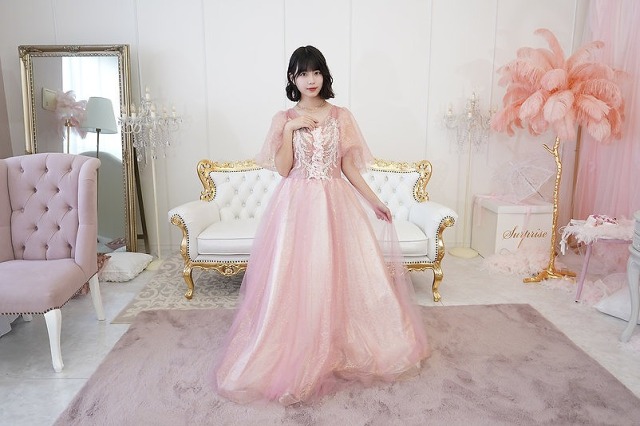 淡いピンクのロングドレス