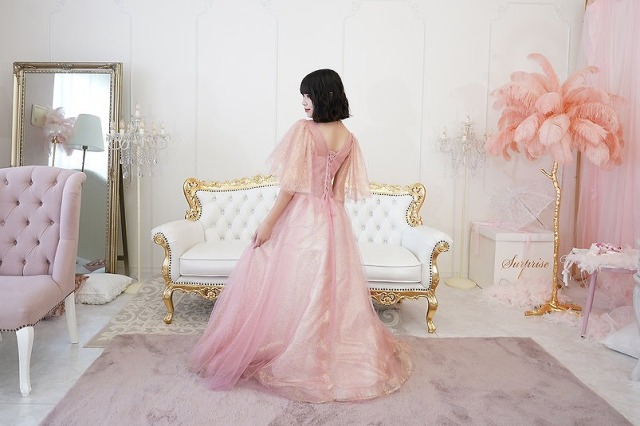 淡いピンクのロングドレス