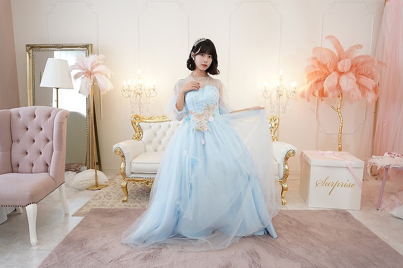 スイートハートネックのライトブルーシアードレス