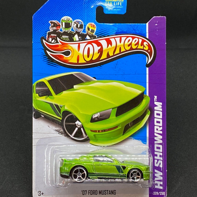 X1807_07-Ford-Mustang_GRN_01.jpg