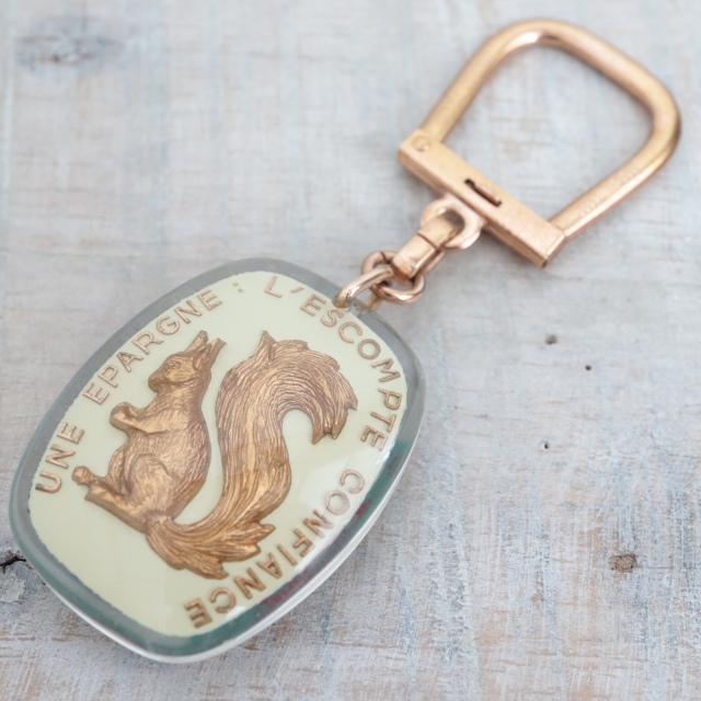 ブルボンキーホルダー 【SADECO】 リス 金色 切手 フレンチパブ ブルボンキーホルダー SADECO