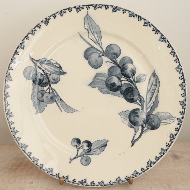 アンティークプレート PRUNES デザート皿 フランス サルグミンヌ製 U&C SARREGUEMINES
