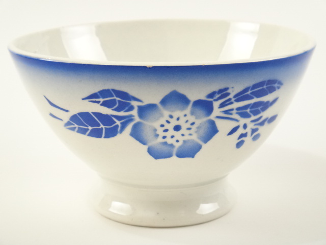 アンティークカフェオレボウル 花のステンシル SARREGUEMINES製