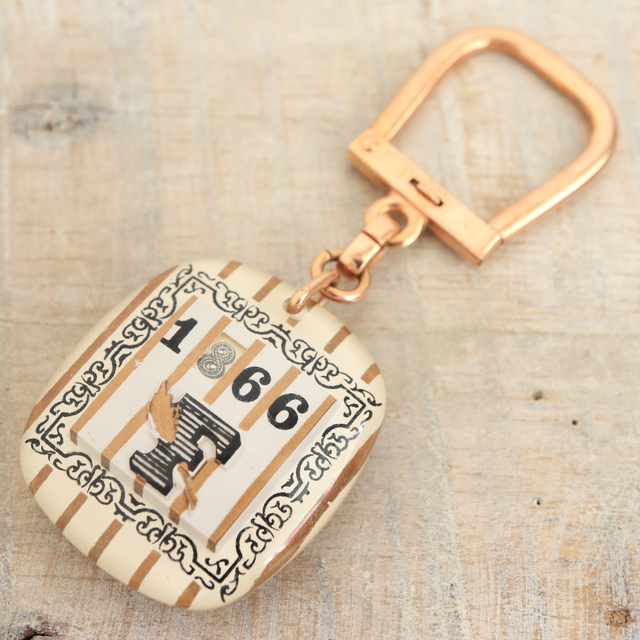 ブルボンキーホルダー フィガロ LE FIGARO 1866-1966