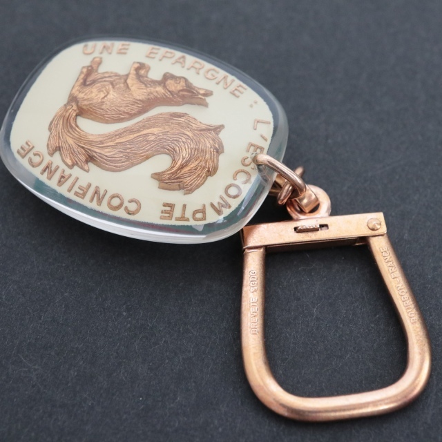 ブルボンキーホルダー 【SADECO】 リス 金色 切手 フレンチパブ