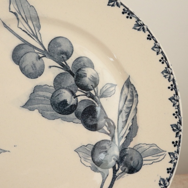 アンティークプレート PRUNES デザート皿 フランス サルグミンヌ製 U&C SARREGUEMINES
