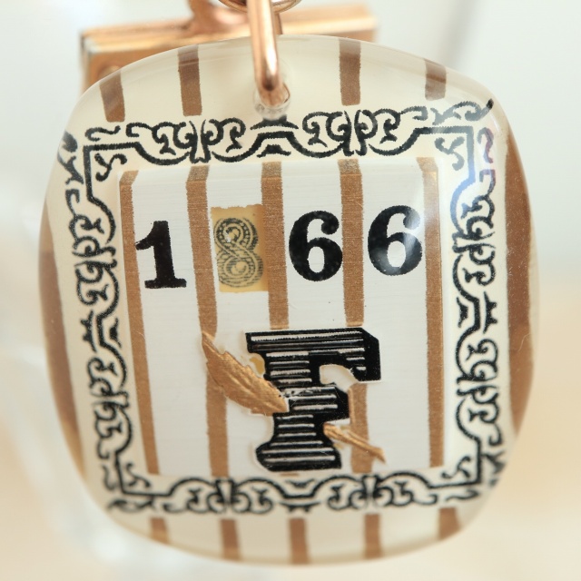 ブルボンキーホルダー フィガロ LE FIGARO 1866-1966